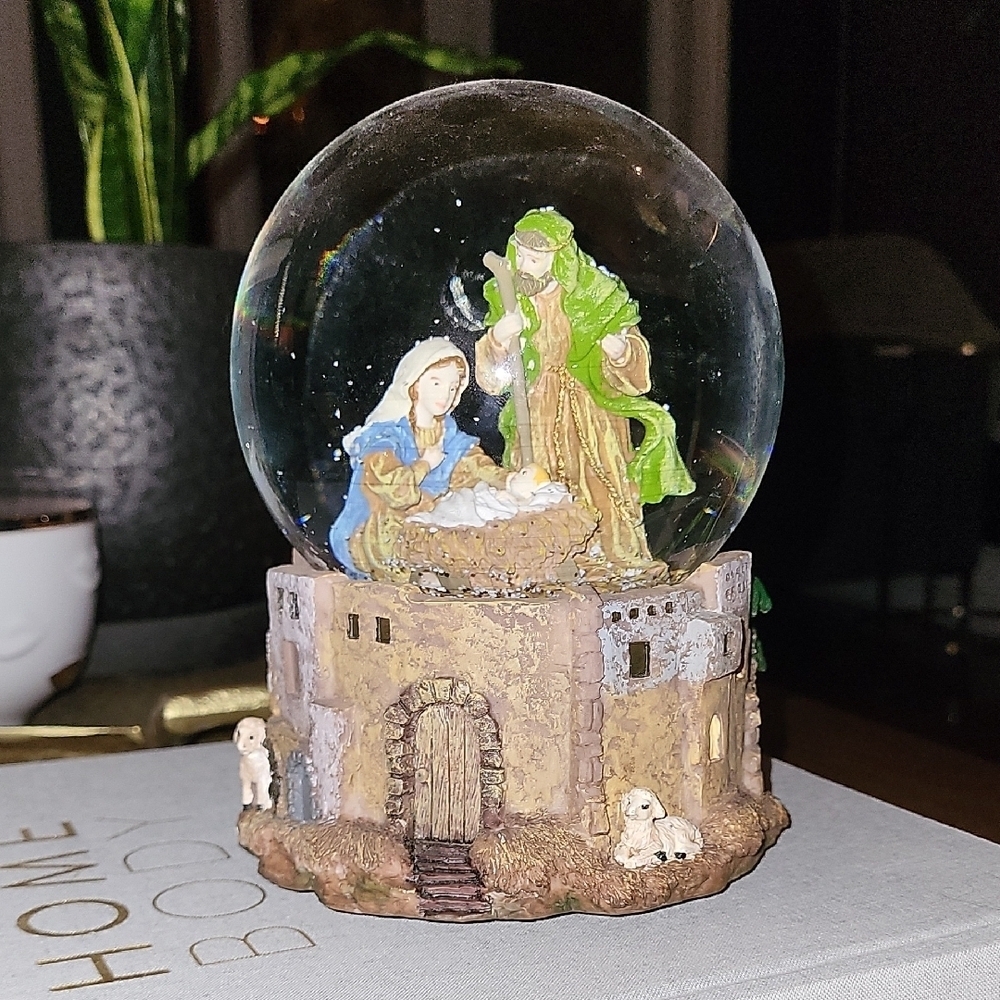 Nativity Scene Snow Globe